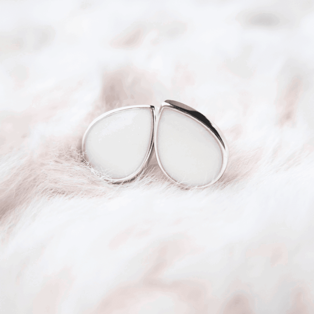 gouden-druppel-moedermelk-oorbellen-Yara-witgoud-zilver