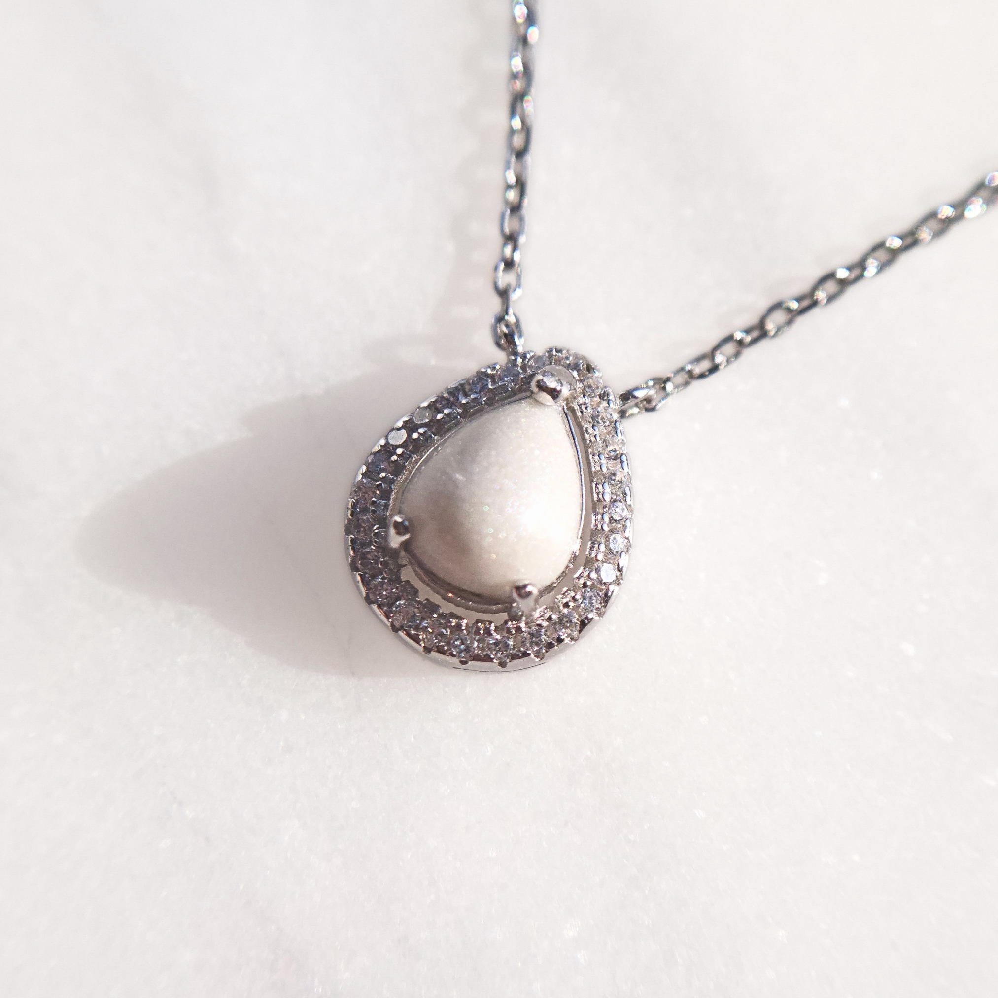 moedermelk-sieraad-zilver-ketting-druppelvorm-zirkonia-lunea